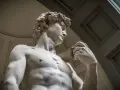 Majestatyczna michał anioł rzeźba, David, w zbliżeniu. Marmurowy młodzieniec o idealnych proporcjach, z burzą loków na głowie, spogląda w dal.