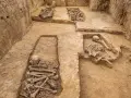 Niezwykłe odkrycie archeologiczne w Polsce: odsłonięte ludzkie szczątki w ziemi, świadectwo dawnych pochówków.
