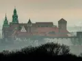 Mglisty poranek nad Wawelem, którego budowę rozpoczęto wieki temu. Zamek królewski wznosi się majestatycznie na wzgórzu.