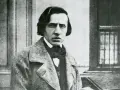 Chopin zdjecie. Fryderyk Chopin, polski kompozytor, w eleganckim płaszczu i z charakterystyczną fryzurą.