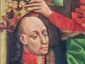 Władysław Jagiełło, z koroną na głowie, w otoczeniu symboli władzy. Choć jego dzieci nie są widoczne, obraz sugeruje przyszłość dynastii.