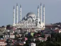 Największy meczet w Stambule, majestatyczna budowla z sześcioma minaretami, góruje nad miastem.