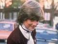 Młoda Diana Spencer, zanim została księżną, w bordowym sweterku i białej bluzce. Jej arystokratyczne pochodzenie widać w subtelnych gestach.