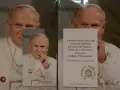 Relikty Jana Pawła II. Na zdjęciu papież w białej szacie, z krzyżem na szyi. Obok cytat z jego testamentu.