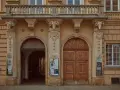 Kamienne głowy baranów zdobią fasadę, nad wejściem do piwnicy pod baranami historia czeka na odkrycie.