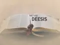 Otwarta Biblia z różańcem i krzyżem. Tekst "MOTYW DEESIS" sugeruje, że to obraz związany z modlitwą i wstawiennictwem.