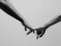 Dwie dłonie splatające palce, symbolizujące monogamię. Co to jest? To więź, zaufanie i wspólna droga.