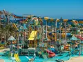 Kolorowy aquapark z mnóstwem zjeżdżalni i wodnych atrakcji dla dzieci. Idealne miejsce na letnie szaleństwo!