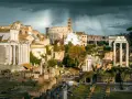 Ruiny Forum Romanum, świadkowie bogatej historii Rzymu, pod burzowym niebem.