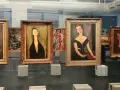 Wystawa prezentuje charakterystyczne modigliani obrazy: portrety kobiet o wydłużonych szyjach i twarzach, w tym słynne dzieła z muzeum.