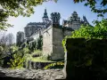 Majestatyczne zamki Czech na wzgórzu, otoczone zielenią i kamiennymi murami, wyglądają jak z bajki.
