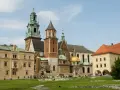 Wawel w średniowieczu – majestatyczna katedra i zamek, świadkowie historii Polski, otoczone zielonym dziedzińcem.