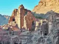Skaliste grobowce w Petrze, Jordania, oświetlone słońcem. Niesamowite ruiny starożytnego miasta Petra, Jordania.