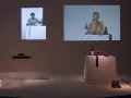 Fragmenty performance'u Mariny Abramović: kobiety przy stołach z winem i przedmiotami, obok instalacja z lodu.