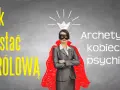 Kobieta w masce i czerwonej pelerynie, symbolizująca archetypy kobiecej psychiki, z koroną nad głową.