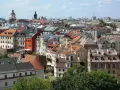 Widok na kolorowe kamienice Starego Miasta w Lublinie, z charakterystyczną wieżą zamkową w tle.