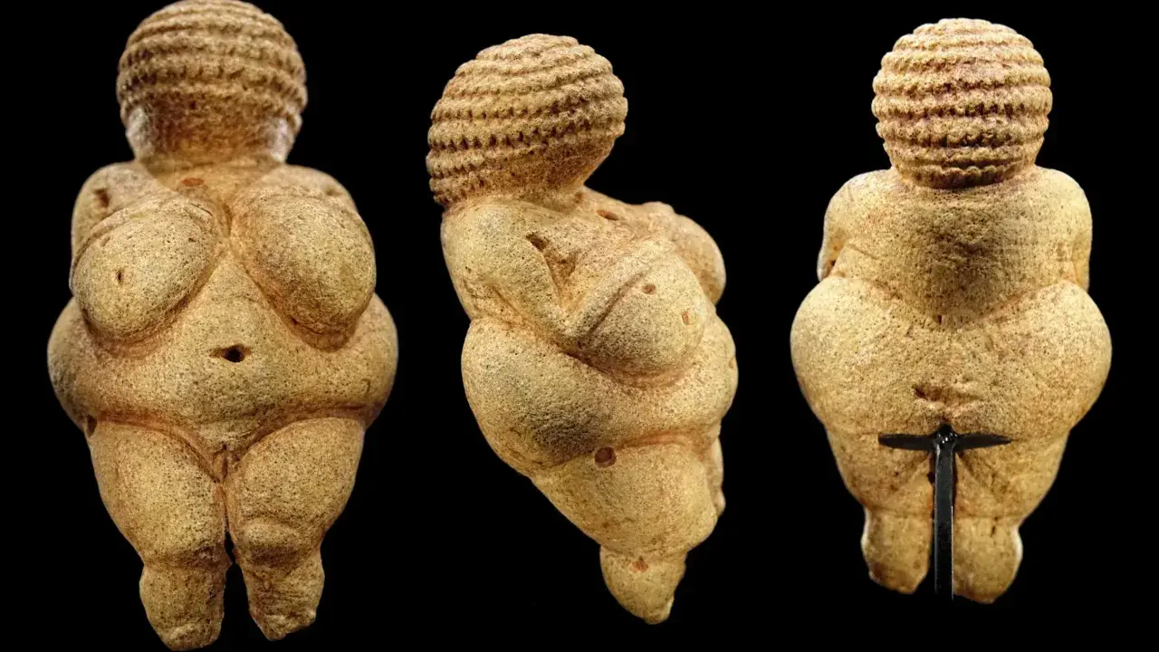 Wenus z Willendorfu, prehistoryczna figurka symbolizująca płodność, ukazana z różnych stron.
