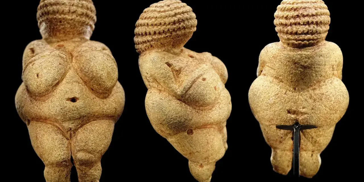 Wenus z Willendorfu, prehistoryczna figurka symbolizująca płodność, ukazana z różnych stron.