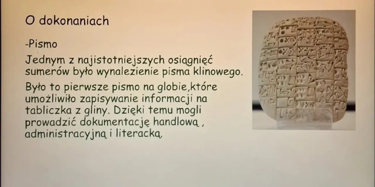 Glina z pismem klinowym, kluczowym osiągnięciem cywilizacji sumerów, umożliwiającym zapis informacji.