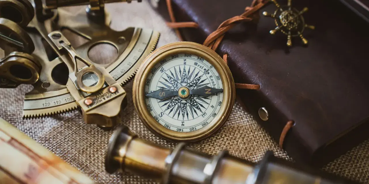 Stare przyrządy nawigacyjne, w tym kompas, sextant i luneta, budzą pytania: kto wynalazł kompas?