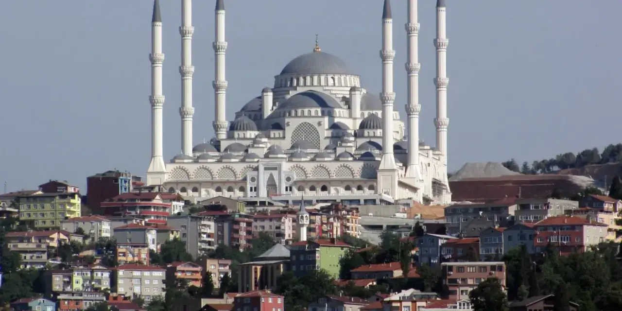 Największy meczet w Stambule, majestatyczna budowla z sześcioma minaretami, góruje nad miastem.