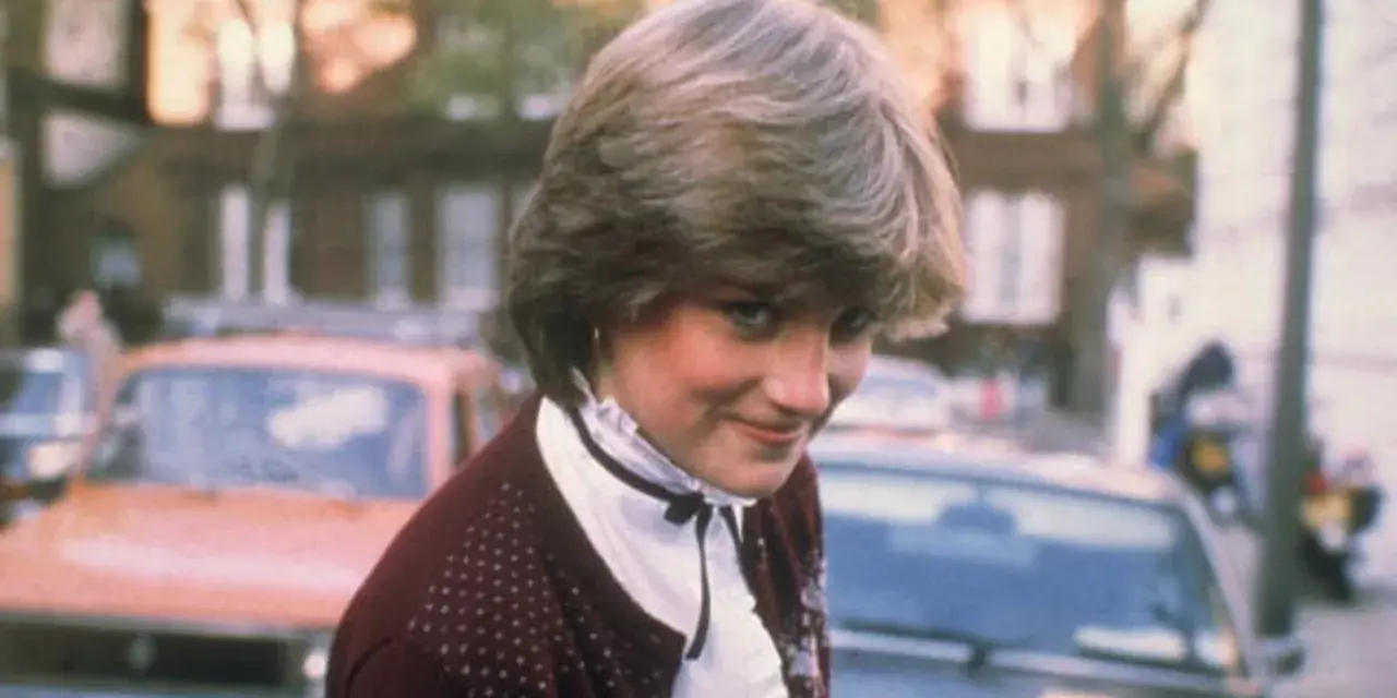 Młoda Diana Spencer, zanim została księżną, w bordowym sweterku i białej bluzce. Jej arystokratyczne pochodzenie widać w subtelnych gestach.