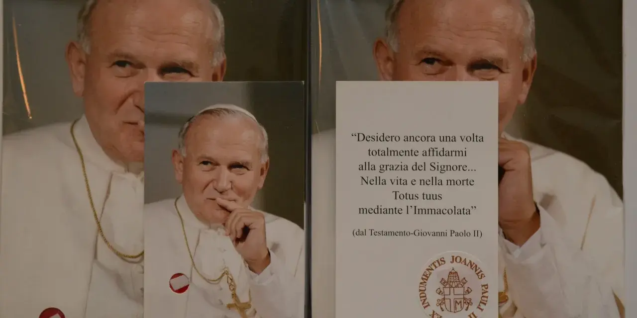 Relikty Jana Pawła II. Na zdjęciu papież w białej szacie, z krzyżem na szyi. Obok cytat z jego testamentu.