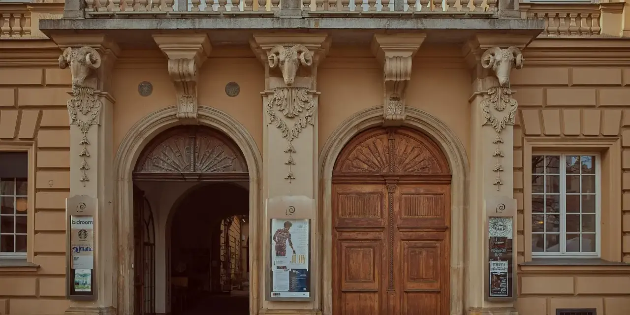 Kamienne głowy baranów zdobią fasadę, nad wejściem do piwnicy pod baranami historia czeka na odkrycie.