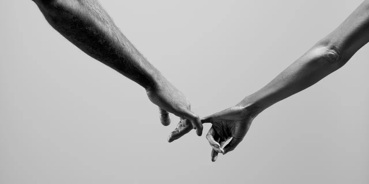 Dwie dłonie splatające palce, symbolizujące monogamię. Co to jest? To więź, zaufanie i wspólna droga.