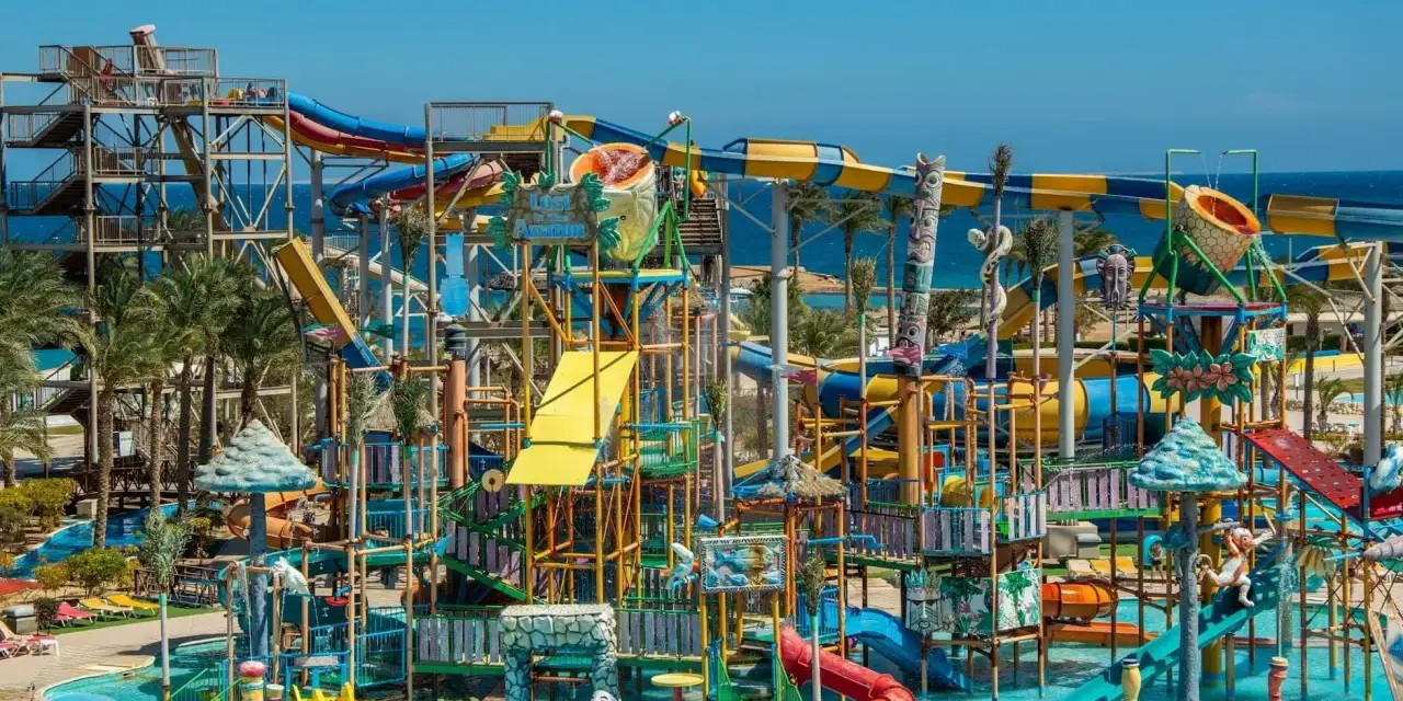 Kolorowy aquapark z mnóstwem zjeżdżalni i wodnych atrakcji dla dzieci. Idealne miejsce na letnie szaleństwo!