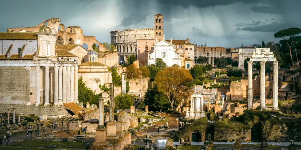 Ruiny Forum Romanum, świadkowie bogatej historii Rzymu, pod burzowym niebem.