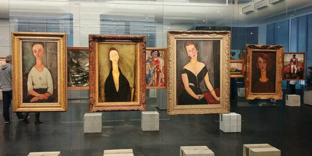 Wystawa prezentuje charakterystyczne modigliani obrazy: portrety kobiet o wydłużonych szyjach i twarzach, w tym słynne dzieła z muzeum.