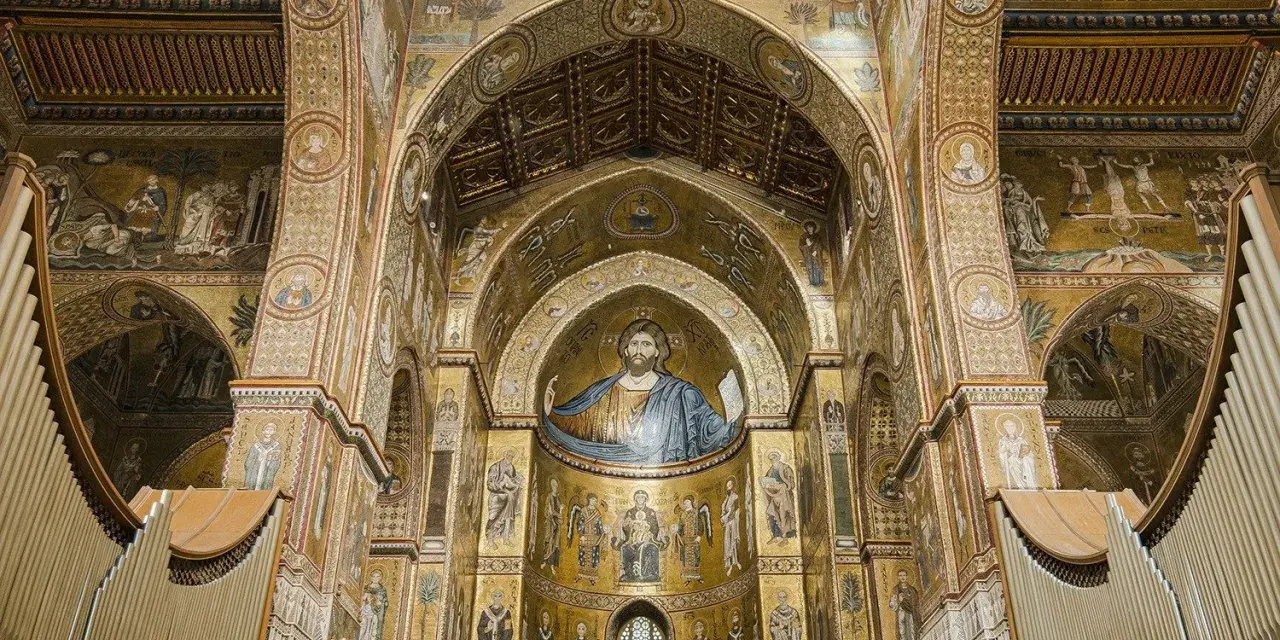 Złote mozaiki w katedrze w Monreale: Chrystus Pantokrator, Matka Boska z Dzieciątkiem i święci. Wspaniałe dzieło sztuki bizantyjskiej.
