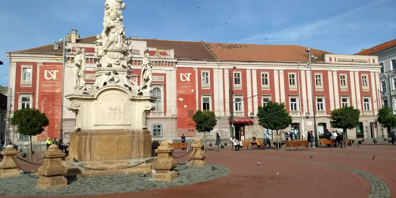 Kolumna Trójcy Świętej i zabytkowe budynki w Timișoara, tworzące urokliwe **Timișoara atrakcje**.