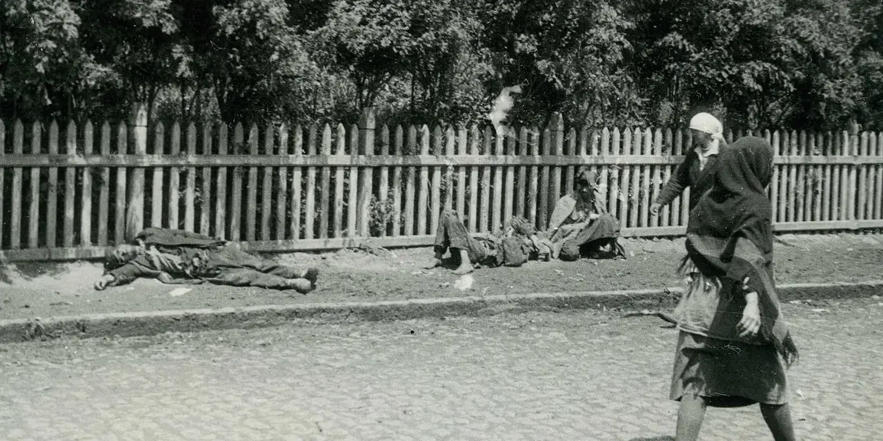 Hołodomor: zmarli na ulicy, głód i rozpacz. Ludzie umierają z głodu, a niektórzy dopuszczają się kanibalizmu, by przeżyć.
