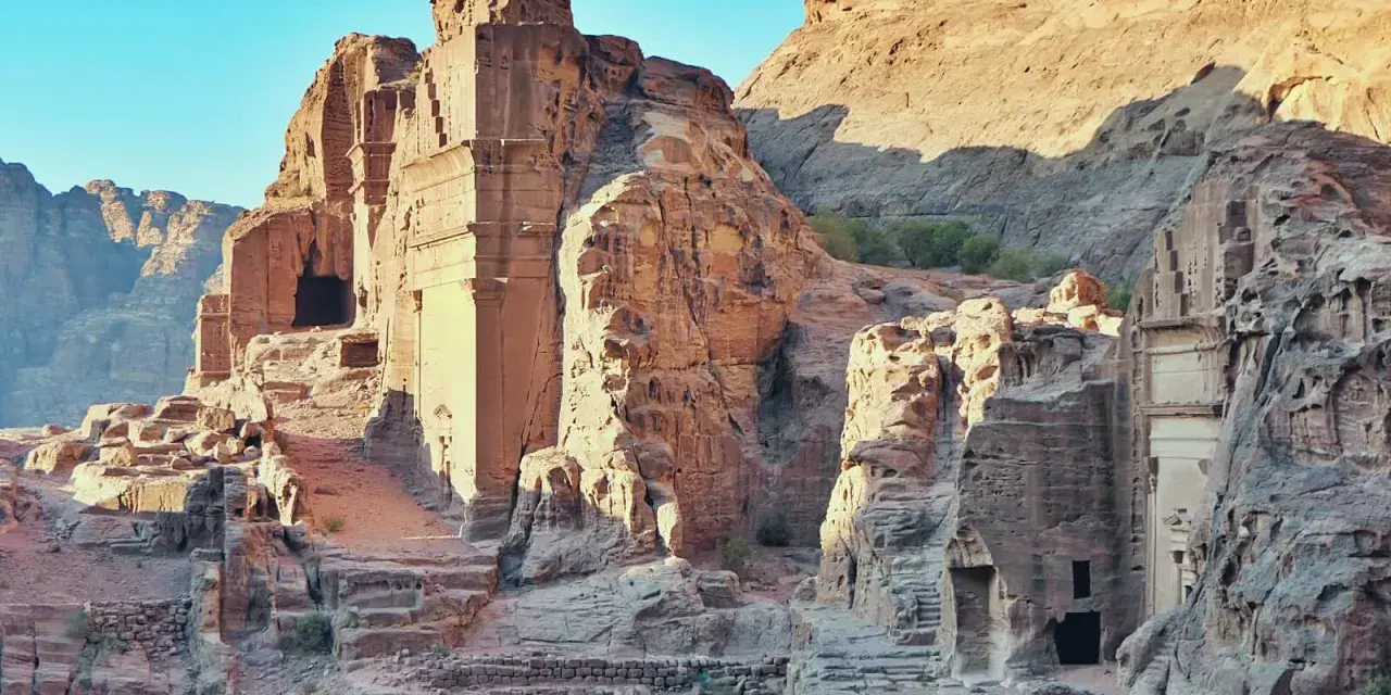 Skaliste grobowce w Petrze, Jordania, oświetlone słońcem. Niesamowite ruiny starożytnego miasta Petra, Jordania.