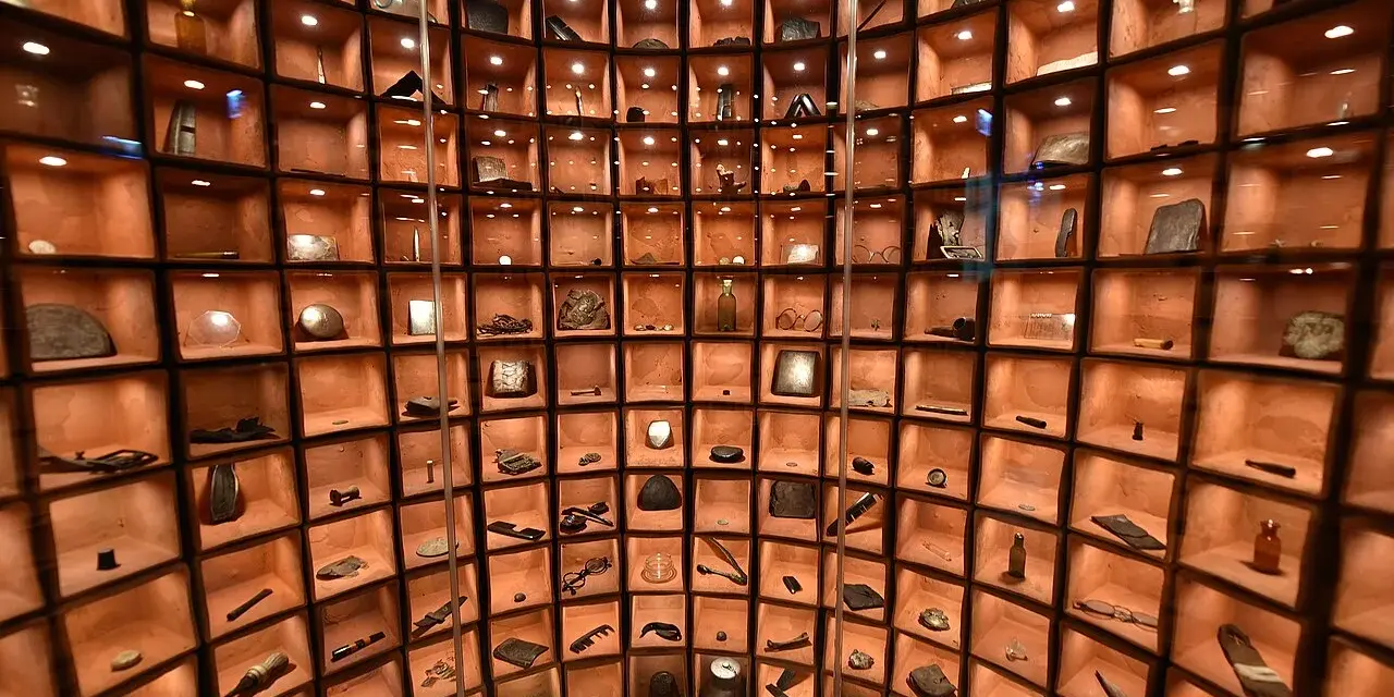 W Muzeum Katyńskim w Warszawie, w licznych niszach, spoczywają przedmioty osobiste ofiar.