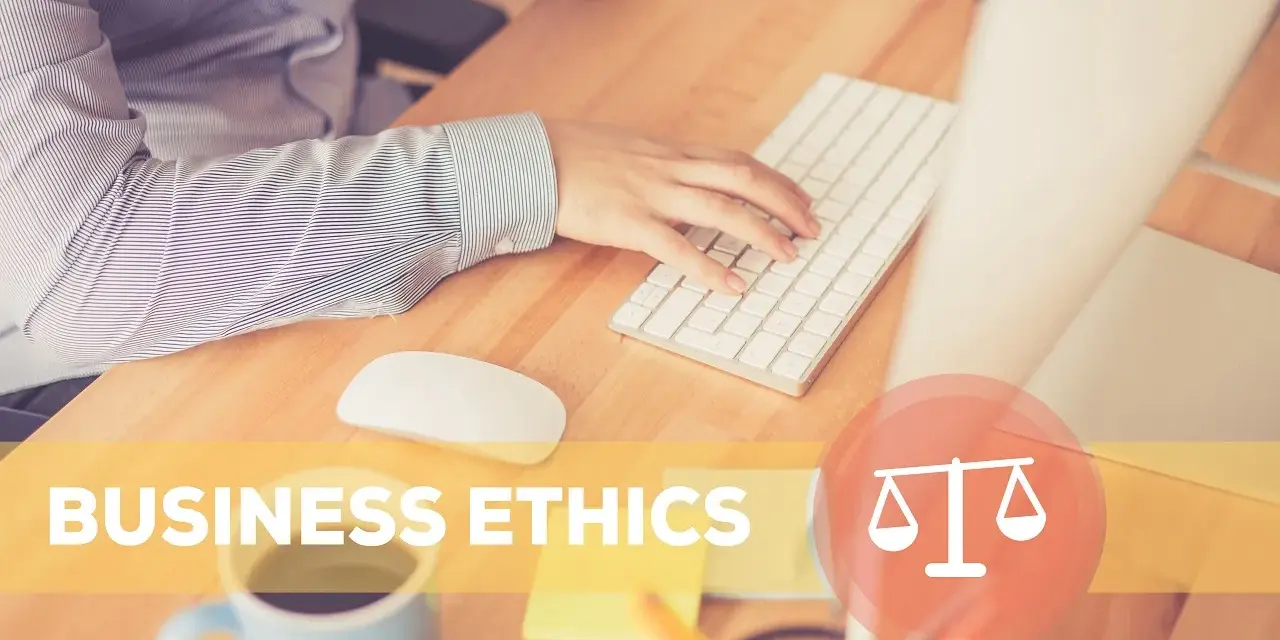 Osoba pracuje przy biurku, klawiatura i myszka. Napis "BUSINESS ETHICS" i symbol wagi. To jest etyka co to.