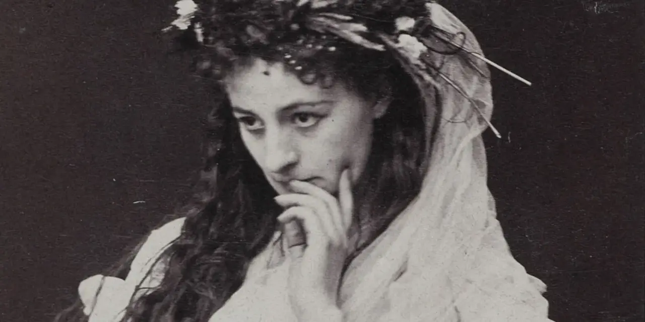 Helena Modrzejewska w wianku z kwiatów, zamyślona. Choć na zdjęciu nie widać dzieci, jej spojrzenie zdaje się tęsknić za nimi.