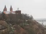 Zamek w Płocku, niegdyś stolicy Polski, góruje nad Wisłą. Zima otuliła go śniegiem.