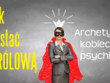 Kobieta w masce i czerwonej pelerynie, symbolizująca archetypy kobiecej psychiki, z koroną nad głową.