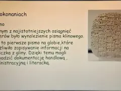 Glina z pismem klinowym, kluczowym osiągnięciem cywilizacji sumerów, umożliwiającym zapis informacji.