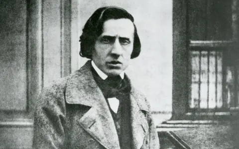 Chopin zdjecie. Fryderyk Chopin, polski kompozytor, w eleganckim płaszczu i z charakterystyczną fryzurą.
