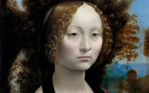 Portret kobiety z kręconymi włosami, jeden z znanych portretów w malarstwie. Tło tworzy ciemny gąszcz i krajobraz z rzeką.