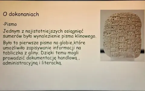 Glina z pismem klinowym, kluczowym osiągnięciem cywilizacji sumerów, umożliwiającym zapis informacji.