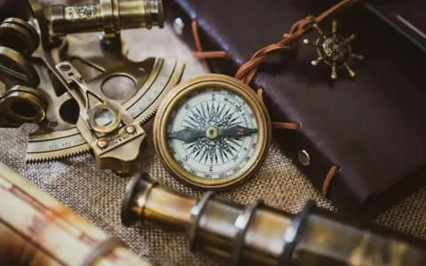 Stare przyrządy nawigacyjne, w tym kompas, sextant i luneta, budzą pytania: kto wynalazł kompas?