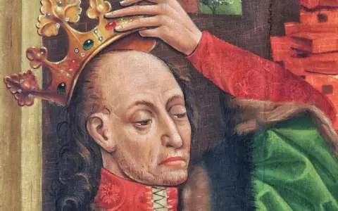 Władysław Jagiełło, z koroną na głowie, w otoczeniu symboli władzy. Choć jego dzieci nie są widoczne, obraz sugeruje przyszłość dynastii.