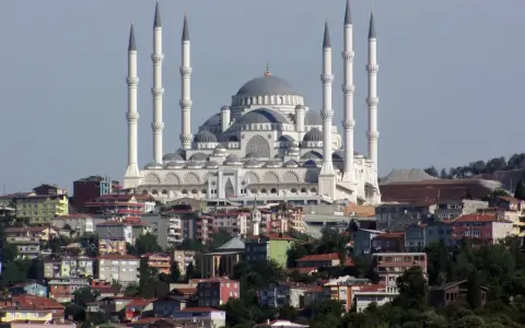 Największy meczet w Stambule, majestatyczna budowla z sześcioma minaretami, góruje nad miastem.
