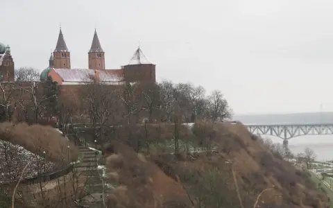 Zamek w Płocku, niegdyś stolicy Polski, góruje nad Wisłą. Zima otuliła go śniegiem.