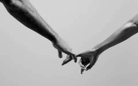 Dwie dłonie splatające palce, symbolizujące monogamię. Co to jest? To więź, zaufanie i wspólna droga.